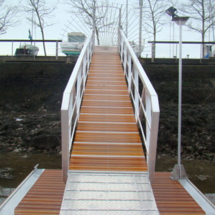 Passerelle avec platelage bois